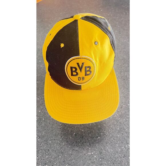 Vintage The cap features the iconic black and yellow colors of Borussia Dortmund - Picture 1 of 6